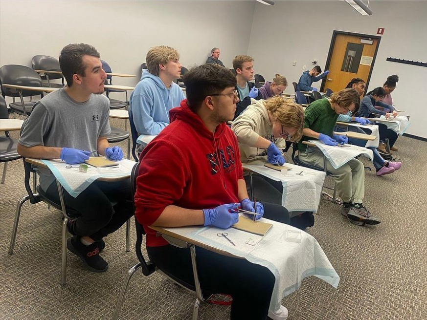 Health Professions Club members at a Suture Clinic
