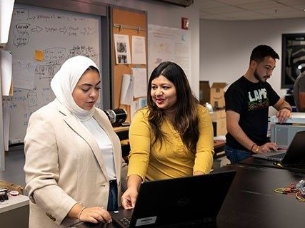 Students and faculty conduct summer research together in the lab