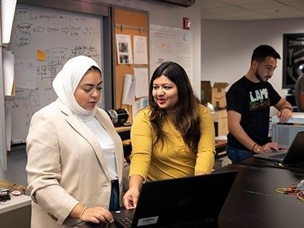 Students and faculty conduct summer research together in the lab
