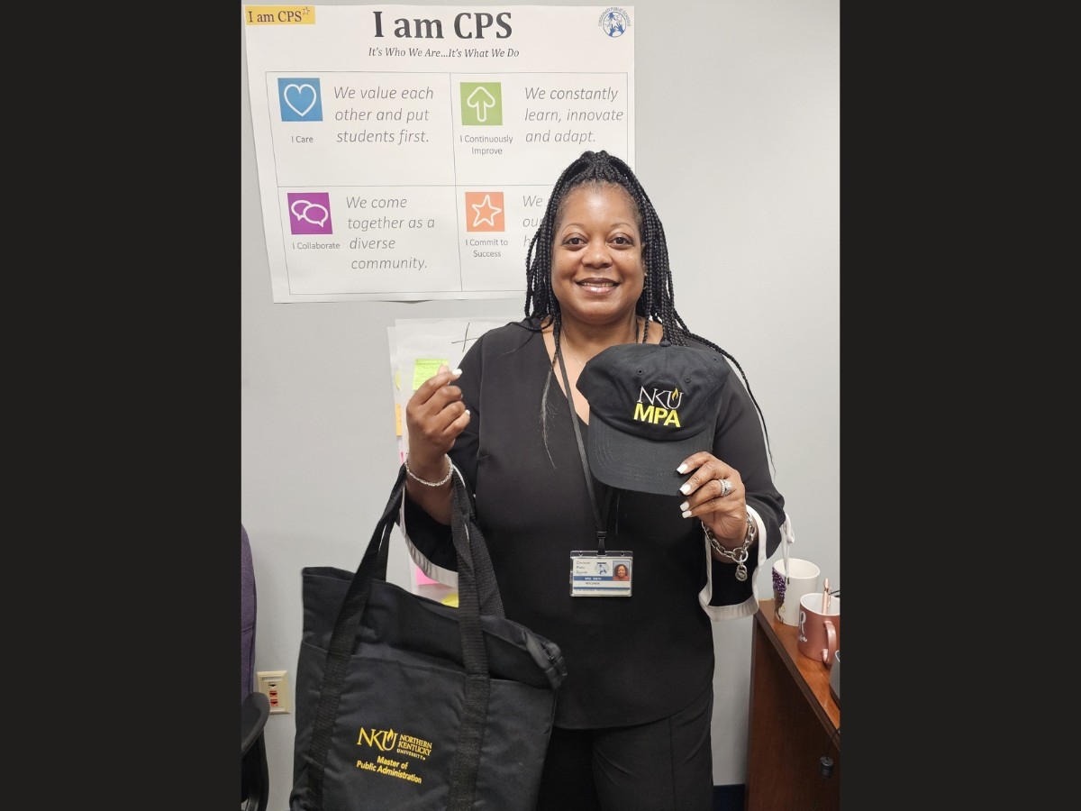 Rolonda Smith with MPA swag bag
