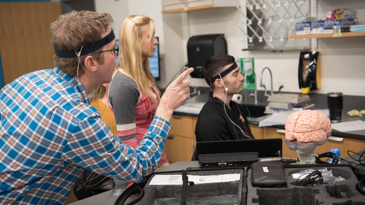 NKU Neuroscience students conducting research in the lab.